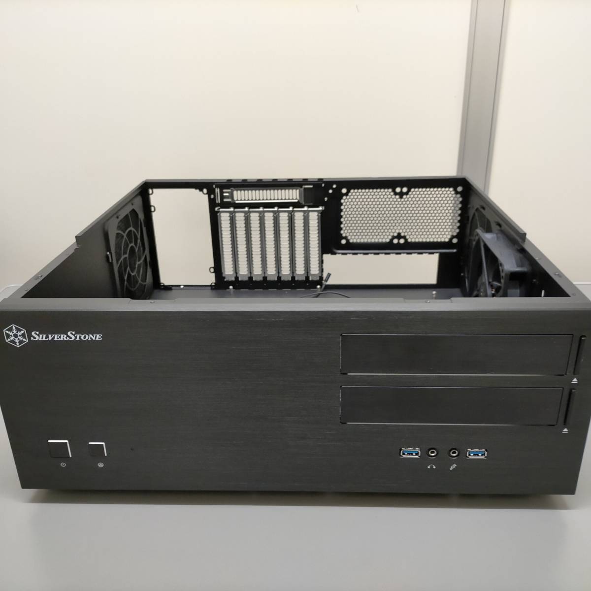 美品 E-ATX対応 横置きPCケース SilverStone Grandia GD08 SST 美品 E-ATX対応 横置きPCケース SilverStone Grandia GD08 SST