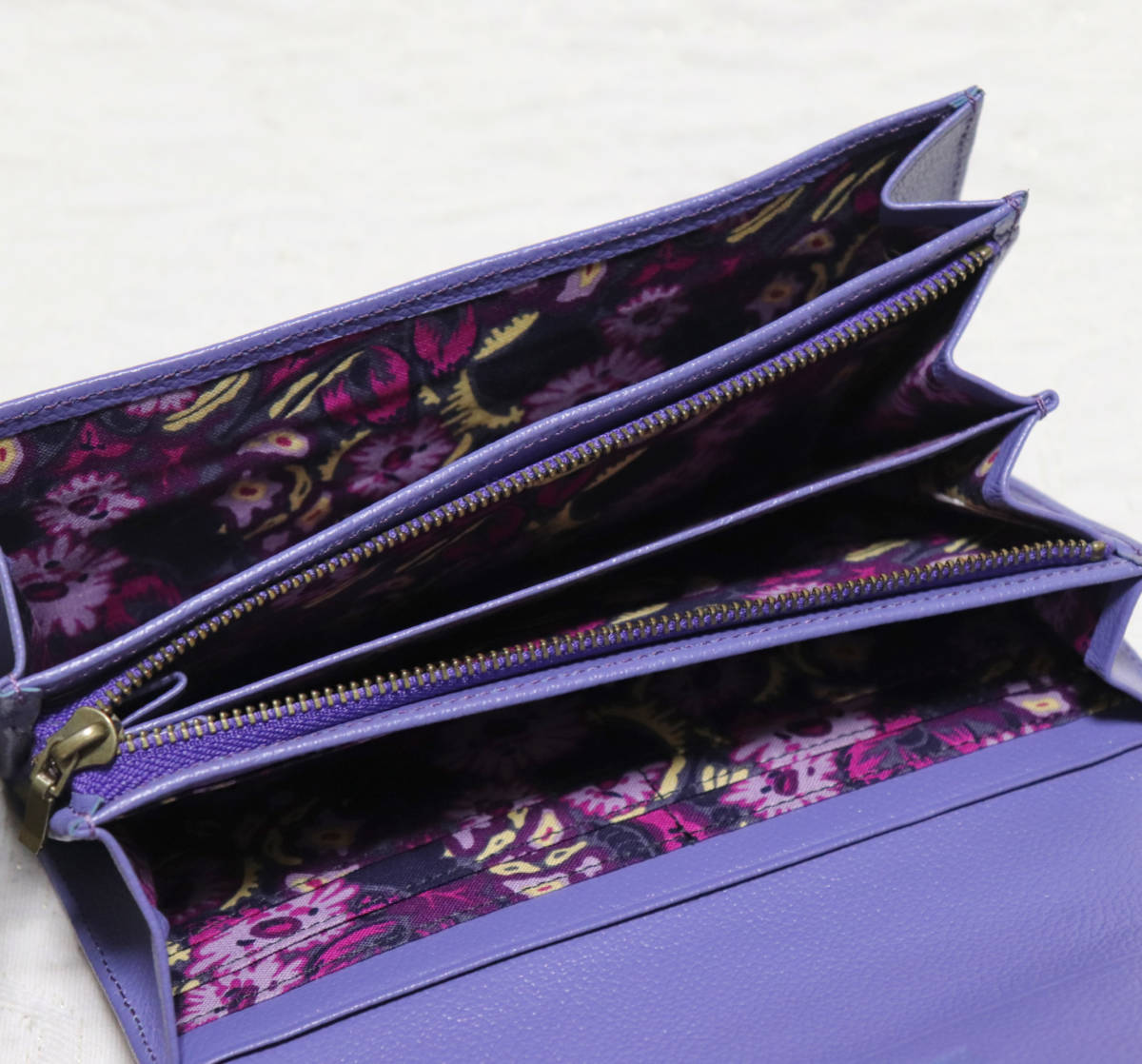 新品箱付き【ANNA SUI アナスイ】ベロニカ 蝶チャーム かぶせ長 新品箱付き【ANNA SUI アナスイ】ベロニカ 蝶チャーム かぶせ長
