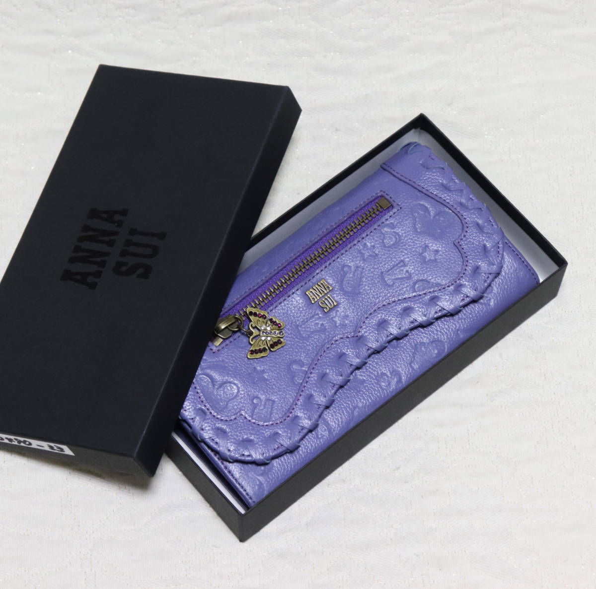 新品箱付き【ANNA SUI アナスイ】ベロニカ 蝶チャーム かぶせ長 新品箱付き【ANNA SUI アナスイ】ベロニカ 蝶チャーム かぶせ長