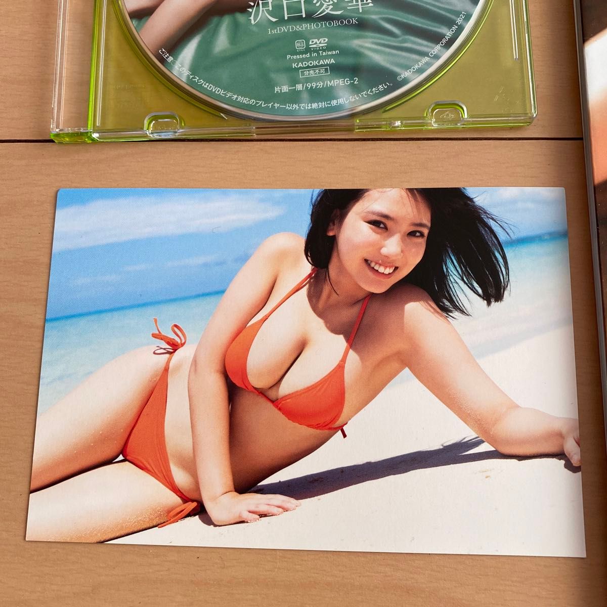 写真集「沢口愛華　またたき」1st DVD ＆ Photobook またたき　ポストカード付　中古