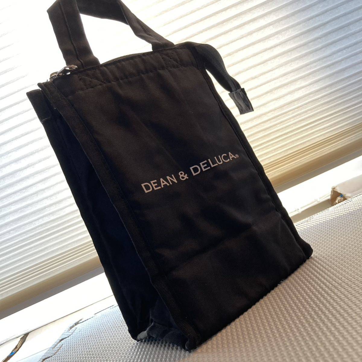 [１円〜]美品＊DEAN&DELUCA ディーン＆デルーカ クーラーバッグ ブラックS 保冷バッグ ファスナー付き コンパクト お弁当 ランチバッグ_画像1