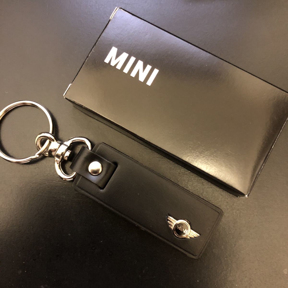 箱付き未使用★BMW MINI ミニクーパー 本革エンブレム キーホルダー 純正 正規品★_画像1