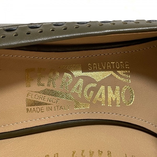 サルバトーレフェラガモ SalvatoreFerragamo パンプス 6C - レザー×金属素材 カーキ×ダークブラウン レディース ガンチーニ 靴_画像5