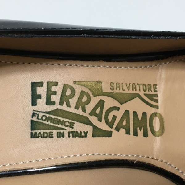 サルバトーレフェラガモ SalvatoreFerragamo パンプス 6 1/2D - エナメル（レザー） 黒×ゴールド レディース 靴_画像5