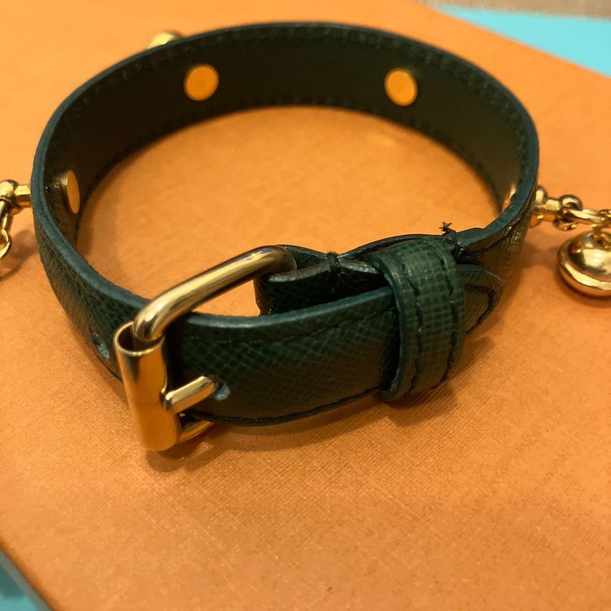 美品 プラダ PRADA グリーン ゴールド レザー バングル 美品 プラダ PRADA グリーン ゴールド レザー バングル