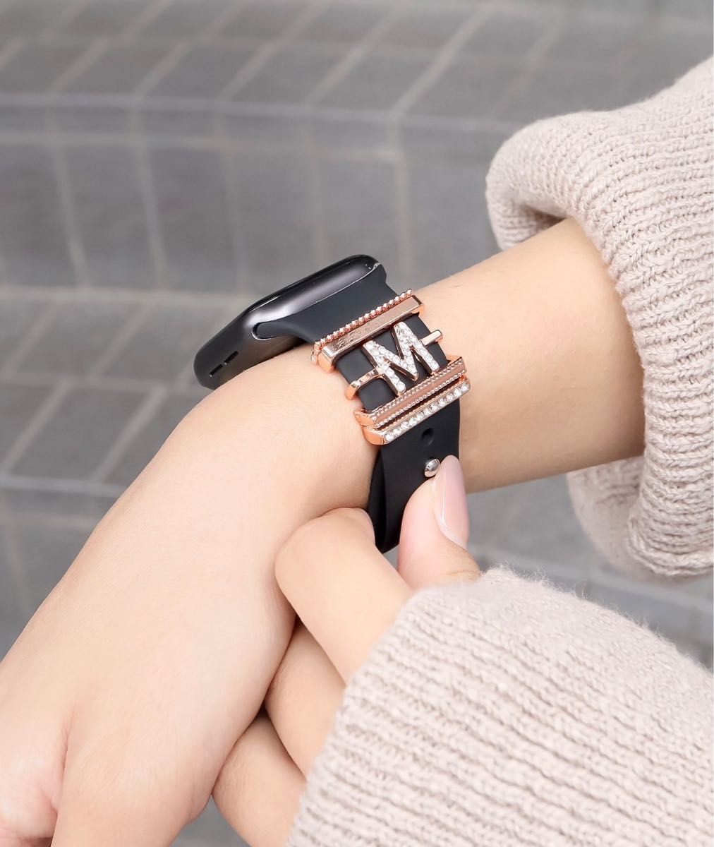 Apple Watch イニシャルチャーム バンドアクセサリー　アップルウォッチ　ラインストーン　キラキラ　おしゃれ　可愛い　韓国