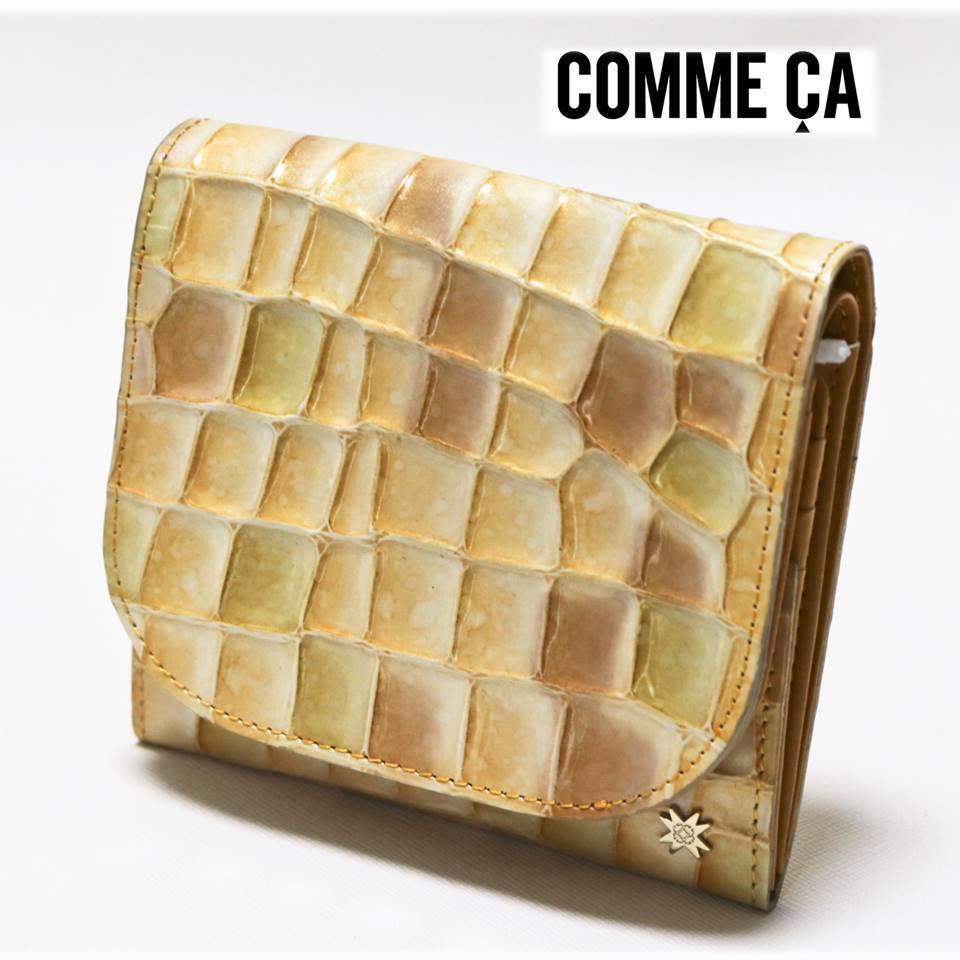 《COMME CA コムサ》新品 大きく開く小銭入れ付 カラフルデザイン レザー２つ折り財布 ウォレット プレゼントにも A7854