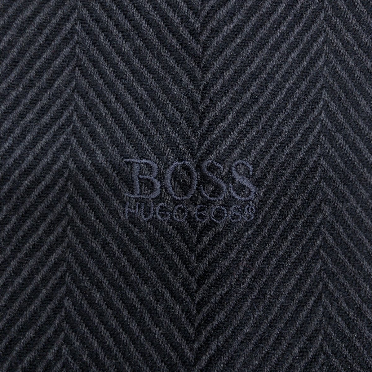 伊製 HUGO BOSS ヒューゴボス ウール100% ロゴ刺繍 マフラー 黒系 ブラック系 イタリア製 ストール ショール メンズ 紳士_画像3