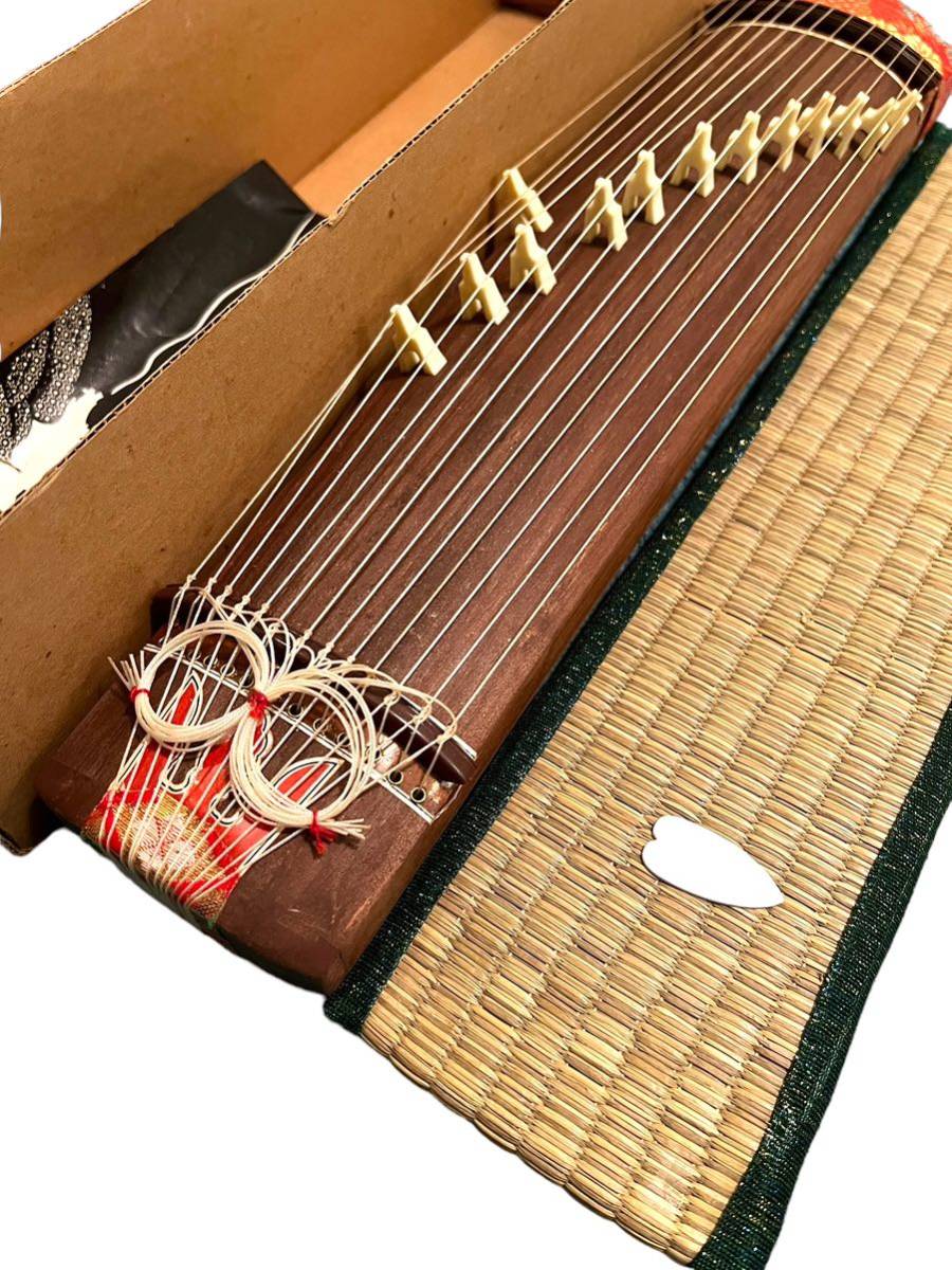 日本バイオリン研究所 ミニ琴 ミニ お琴 13弦 冊子 外箱付き 和楽器 弦楽器 ミニチュア 昭和レトロ 当時物 インテリアにの画像2