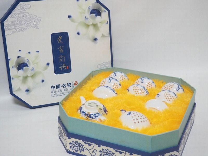C0318 中国名瓷 景徳鎮 造 青華 蛍手 中国茶器揃 化粧箱付 未使用品 ☆ 茶壺 茶壷 急須 湯呑 湯飲 煎茶碗 磁器 朝鮮 唐物 美品 良品 無傷