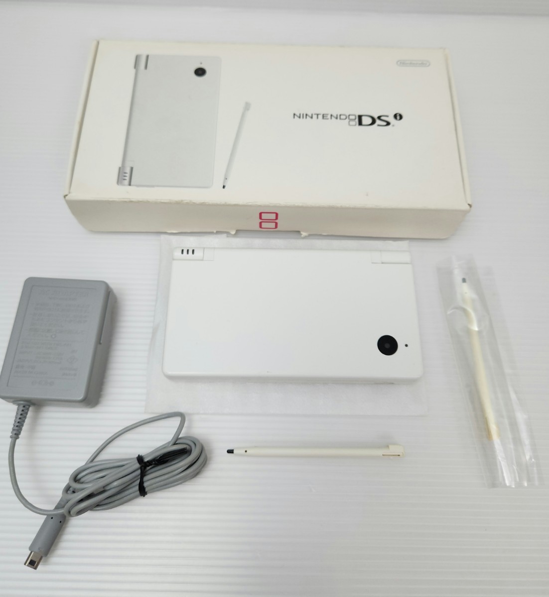 美品／動作品 ニンテンドーDSi twl-001 ホワイト 任天堂DS 白 箱付き セットの画像1