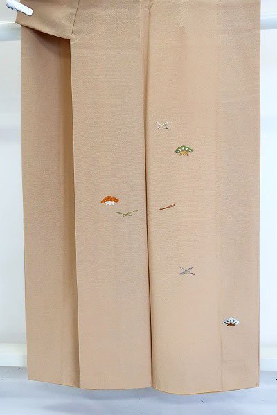 【着物フィ】美品 付け下げ 刺繍 ペールオレンジ色 お洒落 鶴　松 身丈157cm 裄丈63cm 正絹 仕立て上がり 袷 フォーマル お洒落 m-5450_画像6