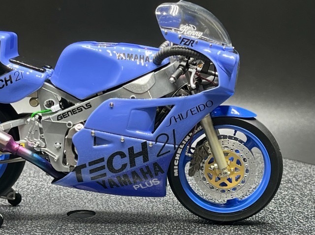 ヤマハ FZR750 鈴鹿8耐 TECH21 平忠彦&ケニーロバーツ 1/12 フジミ模型 完成品！_画像9