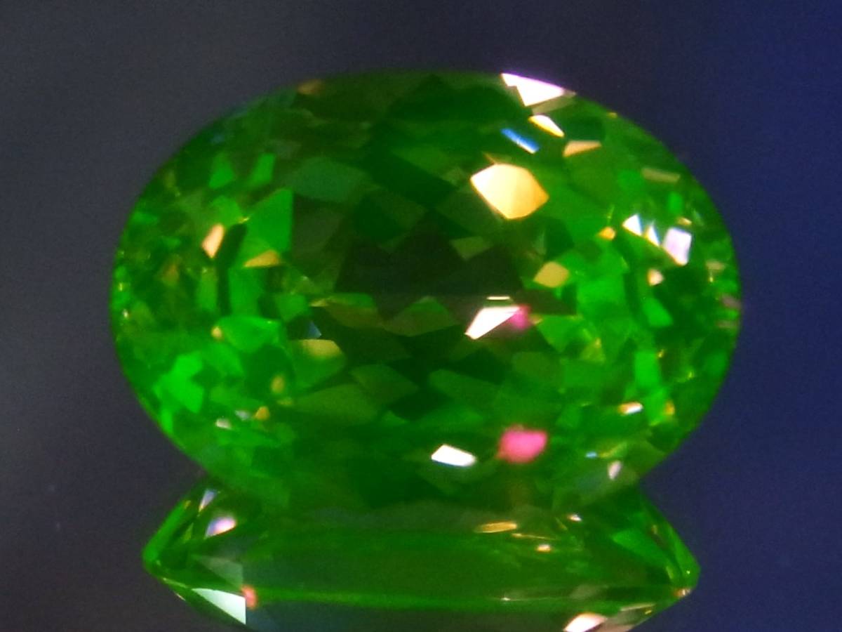 11.51ct 新品大粒・3パターンカラーチェンジ ・ピンクカラー合成セラミック宝石ヤグ ＹＡＧ（イットリウム・アルミニウム・ガーネット）_ブラックライトでグリーンに変色。