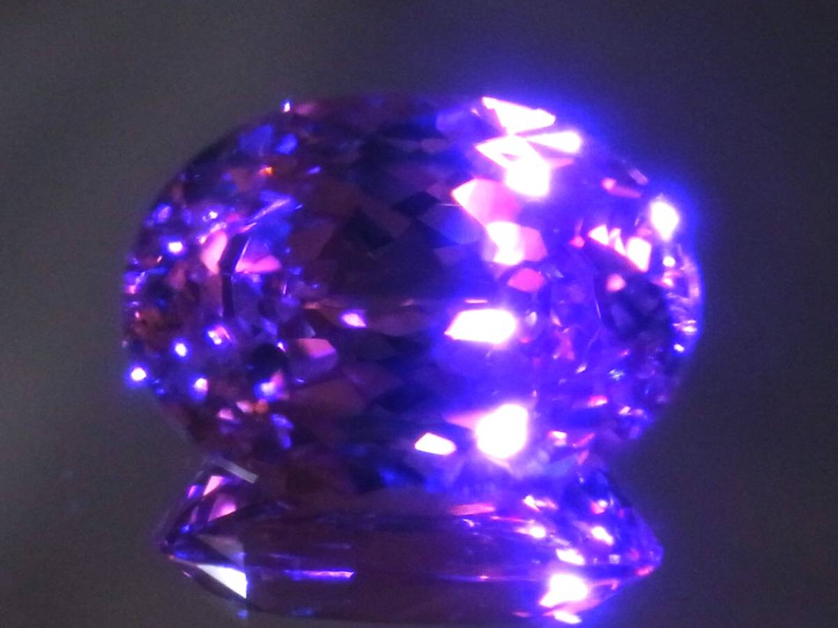 11.51ct 新品大粒・3パターンカラーチェンジ ・ピンクカラー合成セラミック宝石ヤグ ＹＡＧ（イットリウム・アルミニウム・ガーネット）_ブラックライト長波でパープルに変色します