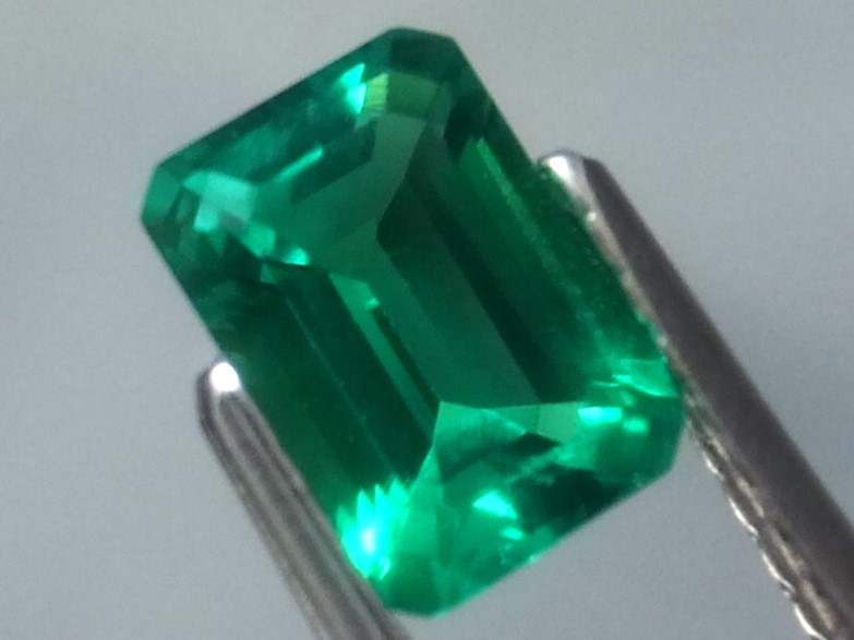 0.80ct 新品・コロンビアカラー合成バイロンエメラルド 超希少入手困難・バイロン社製_画像3