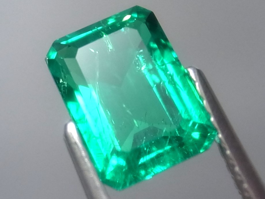 1.54ct 新品・大粒サイズ・コロンビアカラーの最上級ランクカラー 合成バイロンエメラルド 超希少入手困難・バイロン社製_画像3