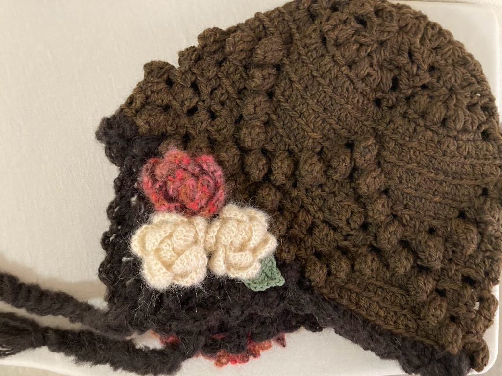 手編み帽子 ニットキャップ ハンドメイド 耳当てニット帽 ウール ブラウン バラのお花 いっぱい _画像6