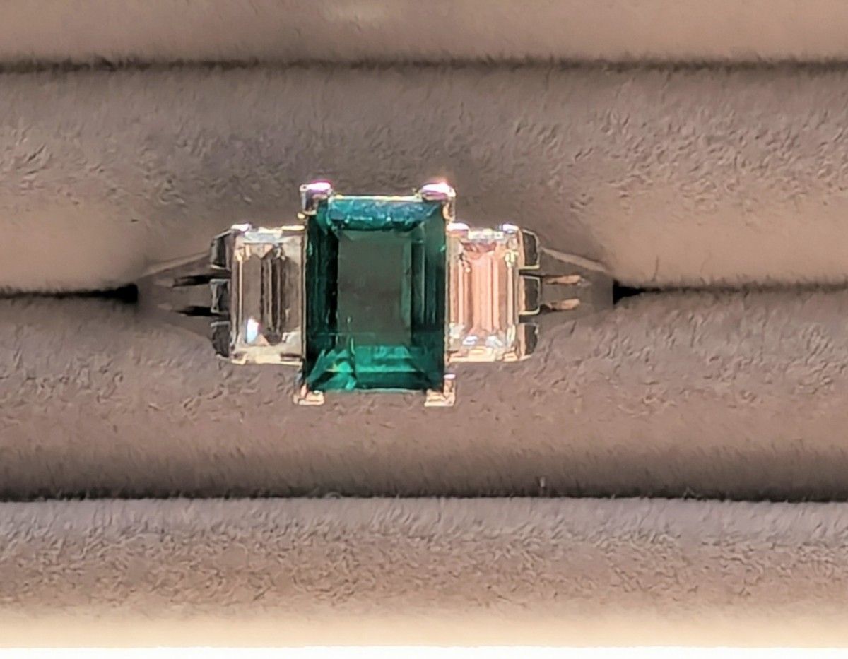ビンデージ-綺麗なエメラルドとダイヤモンドのリング