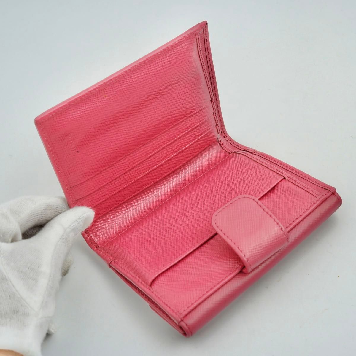 【極美品】PRADA プラダ　箱，保証書付　二つ折り　サフィアーノ　ピンク