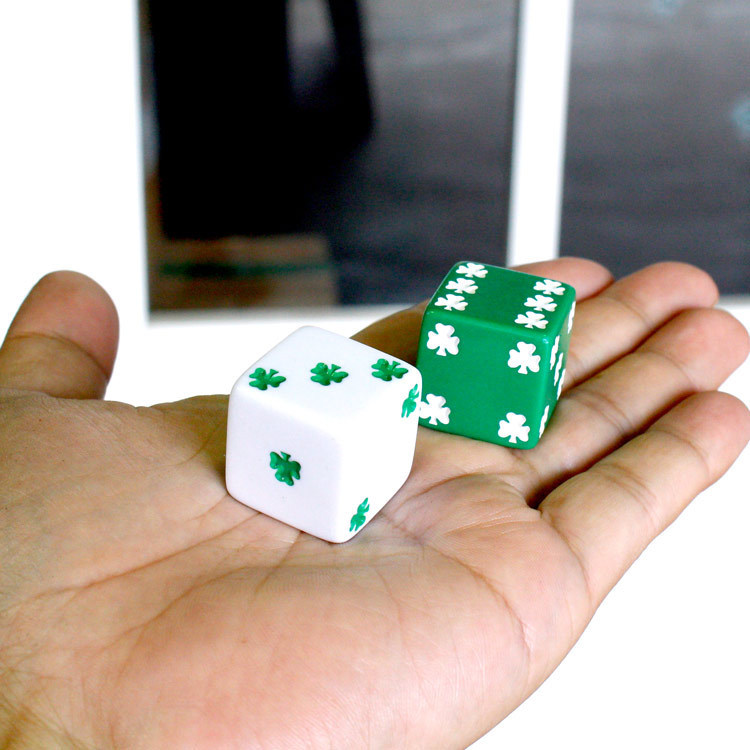 サイコロ ラッキーシャムロック ダイス 緑と白のサイコロ各1個セット（計2個） 1辺2.5cm 6面 おしゃれ かわいい ゲーム_画像3