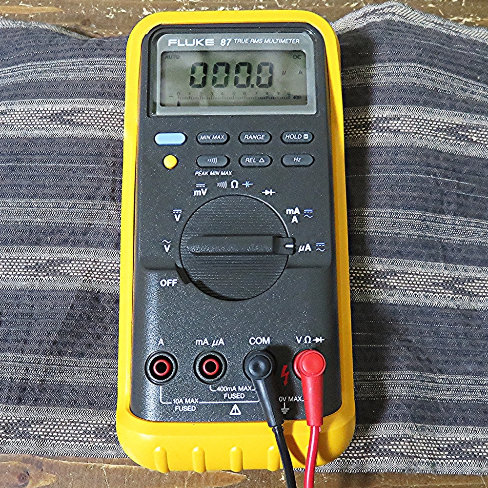 FLUKE フルーク 工業用 マルチメーター 87 デジタル マルチ テスター Ω ビープ音 導通確認 保護ケース テスト・リード 端子 used品 美品 _画像2