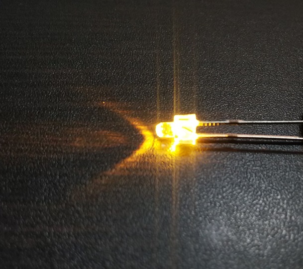 凸型ＬＥＤ　電球色　先端直径２ｍｍ 　先端長２．５ｍｍ　１０個_点灯写真