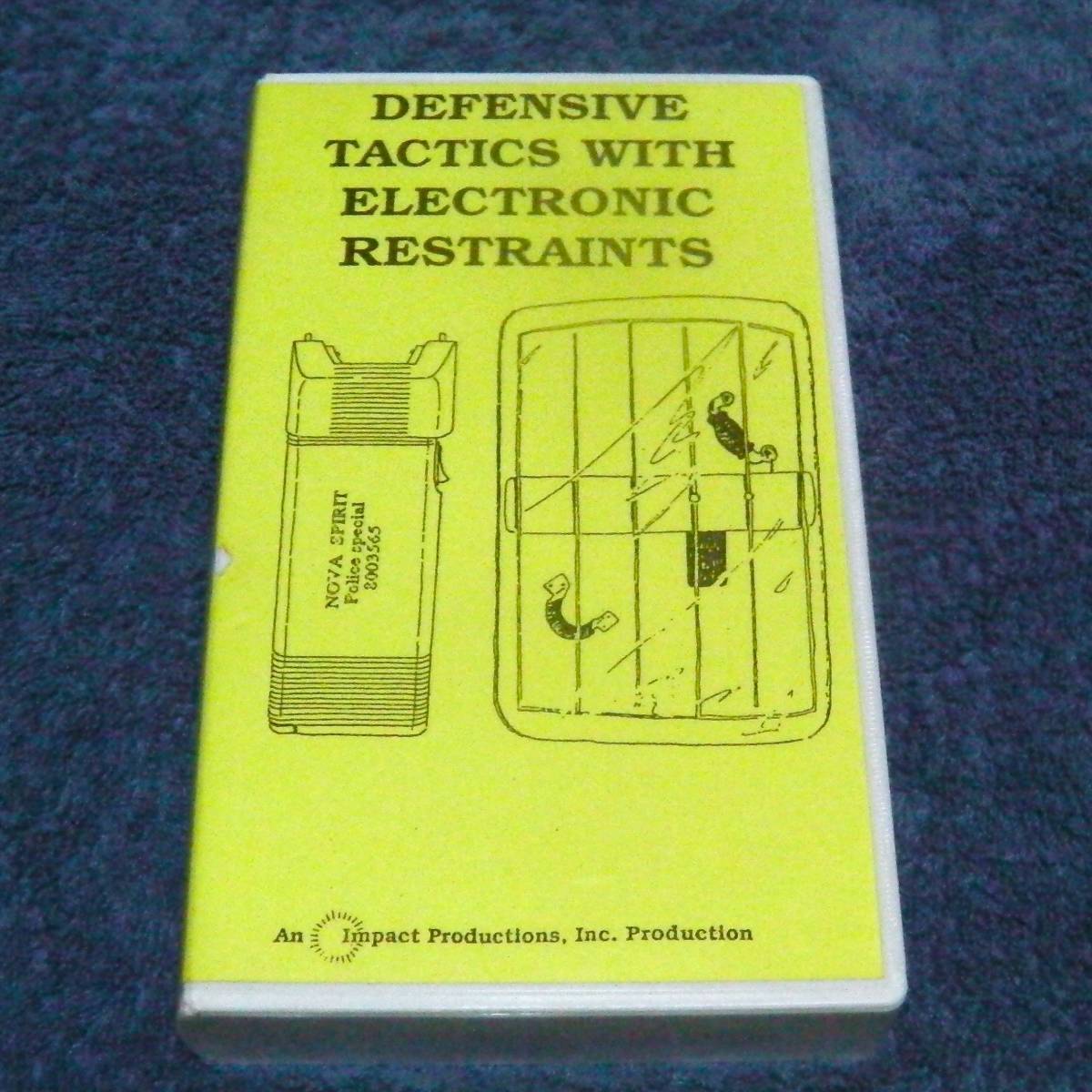 VHSビデオ（輸入品）スタンガン マグライト「DEFENSIVE TACTICS WITH ELECTRONIC RESTRAINTS」「WITH FLASHLIGHTS」セルフディフェンス_画像3