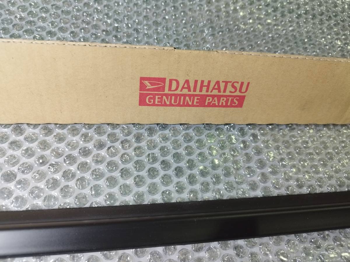 新品 未使用品 ダイハツ 純正 フロント ドア ガラス ウェザー ストリップ 68161-B2120 FR タント Tanto weather STRIP DBA-L375S 交換用 の画像4