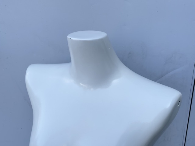  torso upper half of body [ used ] lady's mannequin woman white store interior apparel display resin stand less / 64559.*4