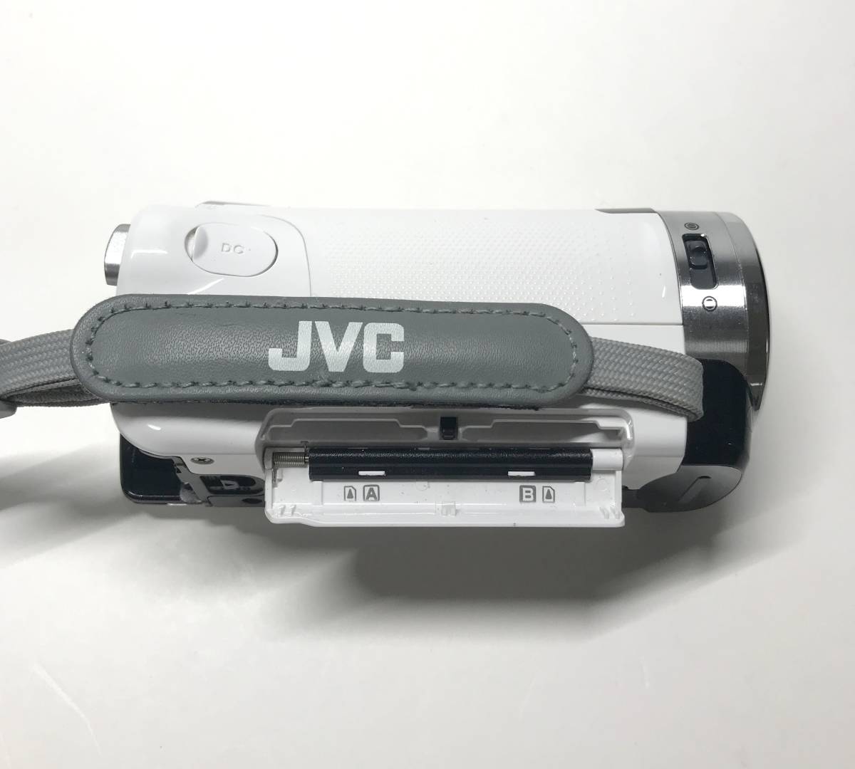 動作確認済 中古良品 JVC ビデオカメラ Everio エブリオ GZ-HM390-W ホワイト バッテリー2個付き_画像3