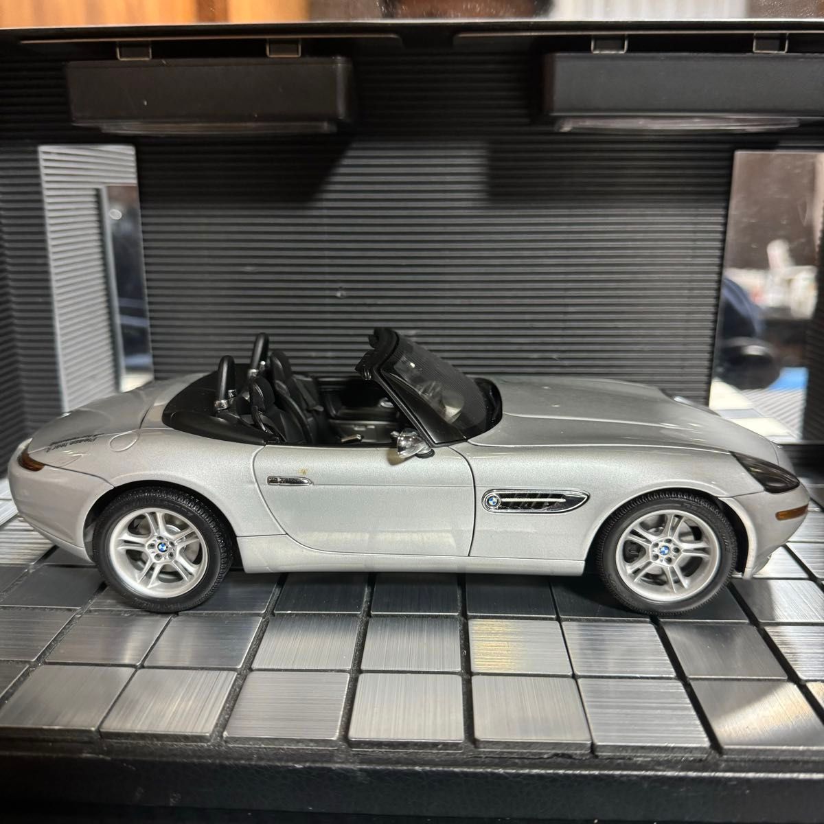 絶版未展示品 オートアート 1/18 BMW Z8 シルバー ボンドカー