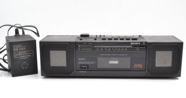 C000Z96R//SONY ソニー ZX-7 FM/AM ステレオ カセットレコーダー 電源アダプター AC-910 付き_画像1