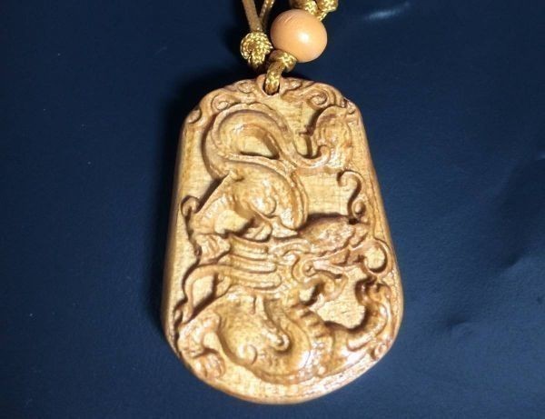 龍の胡桃彫りキーホルダー　使うほど味の出るクルミ材に龍を掘った木のキーホルダー 43×30×14ミリ 0021399A2_画像2