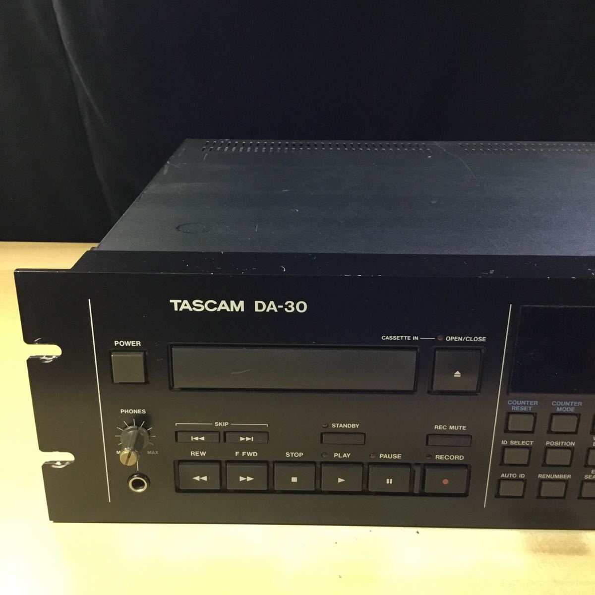 【送料無料】(121500F) TASCAM DA-30 通電確認済 DAT レコーダー ジャンク品_画像3