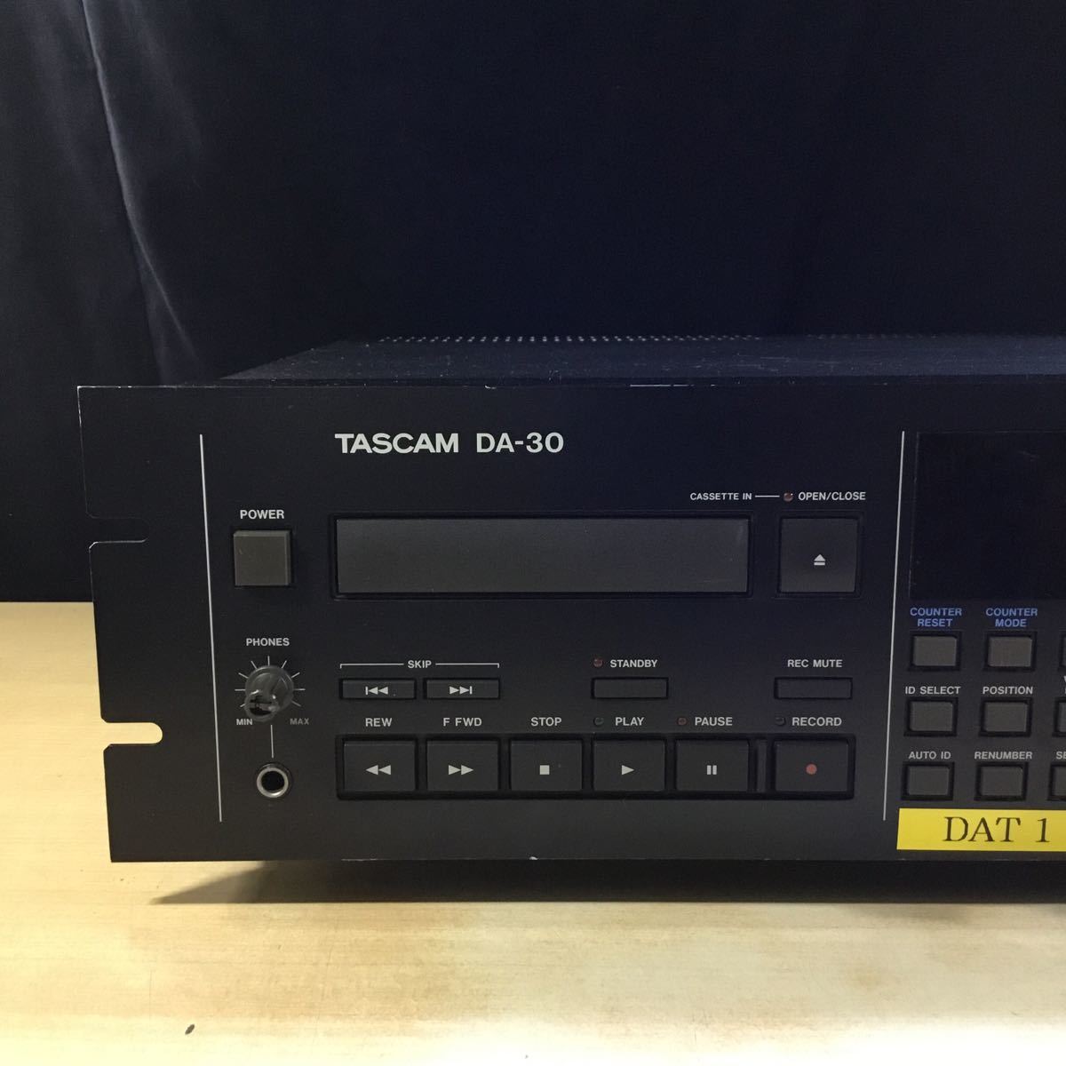 【送料無料】(121567F) TASCAM DA-30 通電確認済 DAT レコーダー ② ジャンク品_画像3