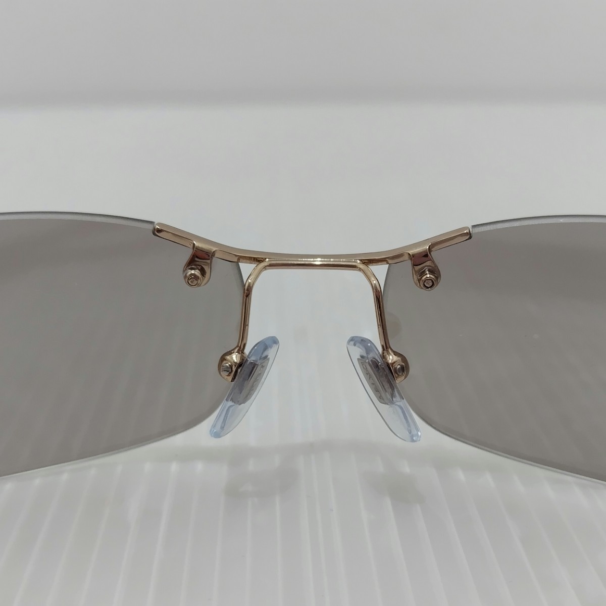 D(1204i6) DKNY ダナキャラン ニューヨーク サングラス 度なし 眼鏡 めがね メガネ メンズ 服飾小物_画像6