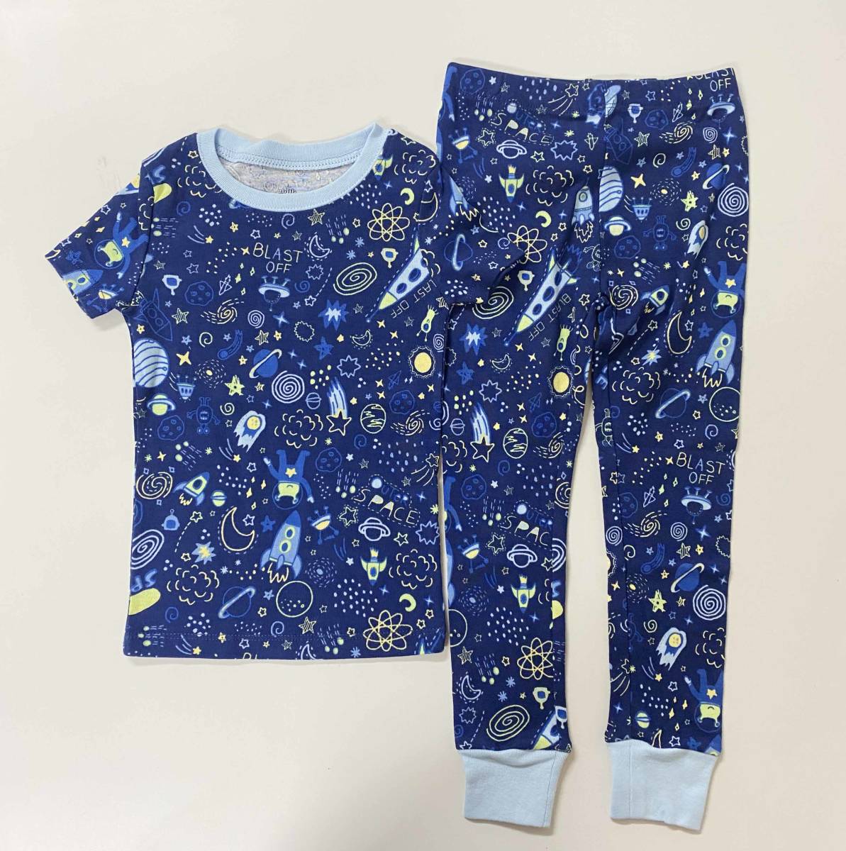 新品 100 ★ コストコ キッズ ボーイズ パジャマ 4点 セット 3T 宇宙 半袖 Tシャツ 短パン 長ズボン ロケット ネイビー Kids Headquarters_画像3