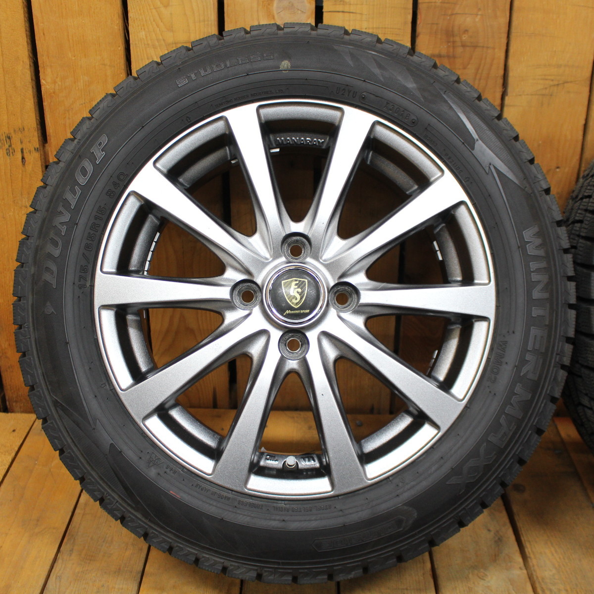 アクア ヤリス グレイス フィット シャトル インサイト マーチ等 15インチ 175/65R15 ダンロップ WM02 スタッドレスタイヤ 4本SET_画像3