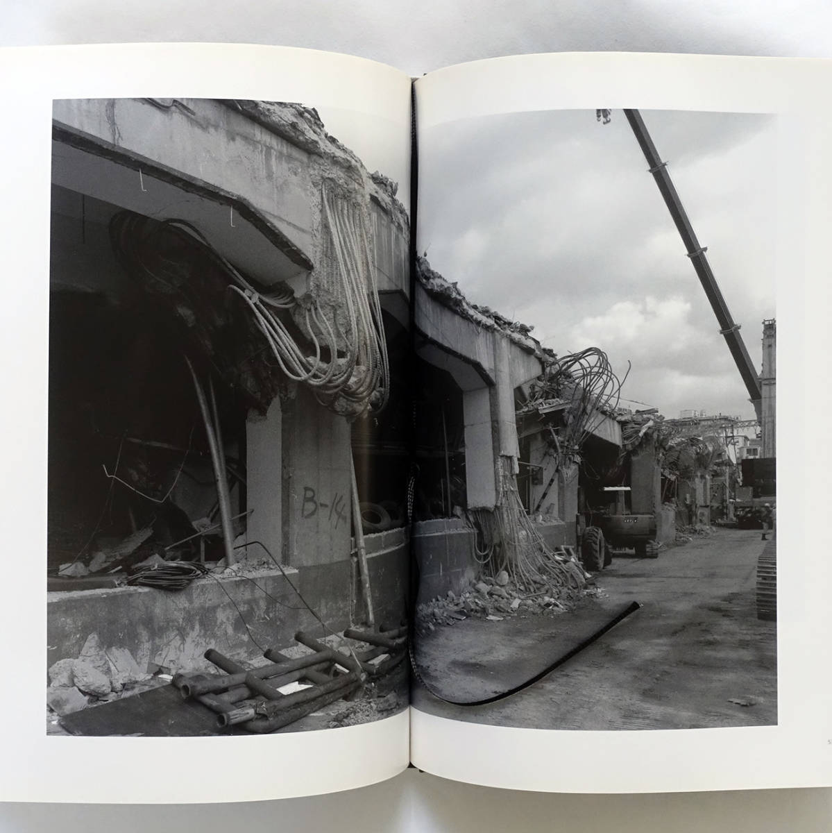 希少！写真集　 KOBE 1995 After the Earthquake Photographs by Riji Miyamoto 宮本隆司_画像4