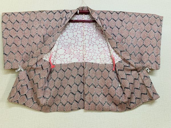 美品 婦人 小紋羽織 正絹綸子縮緬 丈80cm 総絞り 亀甲紋様 赤色黒色 羽織紐付き 普段着に コスプレにも 保管品の画像3