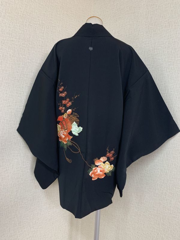 婦人用　桐の刺繍紋付き黒絵羽織　正絹　黒地に打出の小槌や花の吉祥紋様の染　金彩　丈77cm　略礼装に　小紋などに　コスプレにも　保管品_画像2