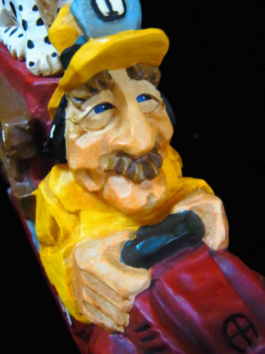 ★Freeway★1998年製 デビッド・フライクマン作「消防士とダルメシアン」。有名なUSA木彫作家の木彫りを中国でレシンに再現。Xmasに如何か_画像4