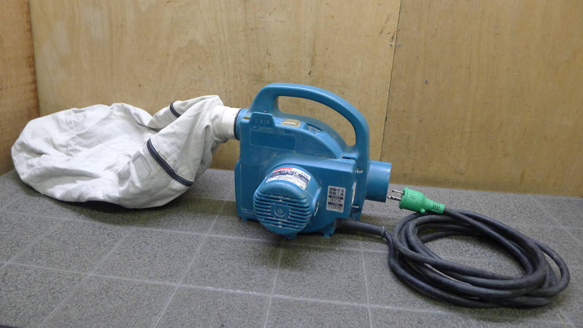 KK378 makita/マキタ 小型集じん機 450 100V 50/60Hz 電動工具 屋内用 集塵機 吸引/清掃/掃除/粉塵回収 大工道具 集じん袋付★動確OK/100_画像2