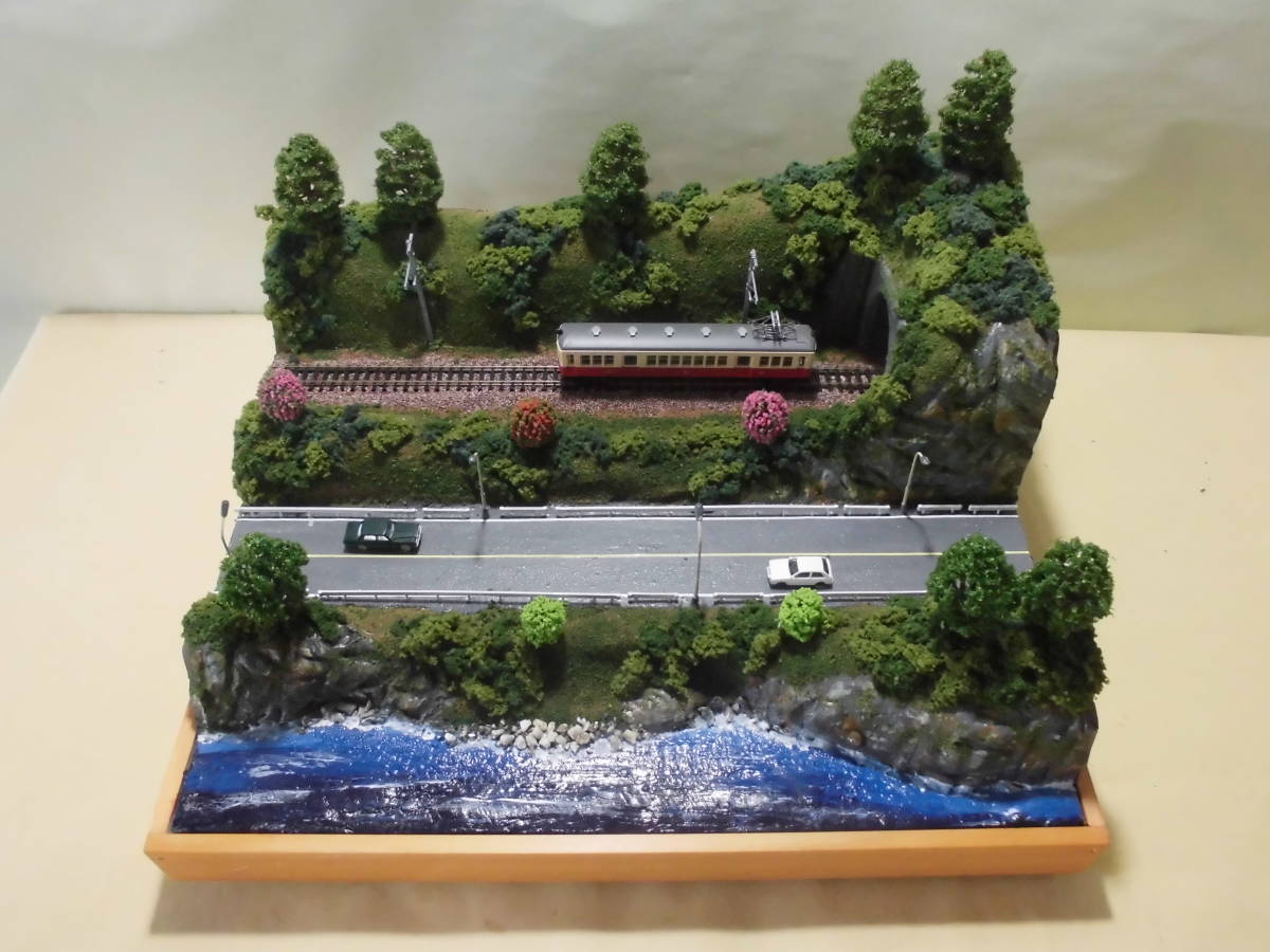 ジオラマ車両展示台 ～ ローカル線 海岸線を行く～ 28cmX35cm 照明付き _画像1