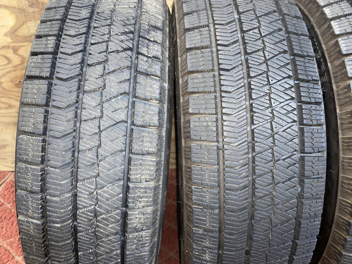 CF982■175/65R14 82Q　4本価格　BRIDGESTON BLIZZAK VRX2　2018年製造　送料無料　深溝　フィット　アクア　スイフト　シエンタ_画像2