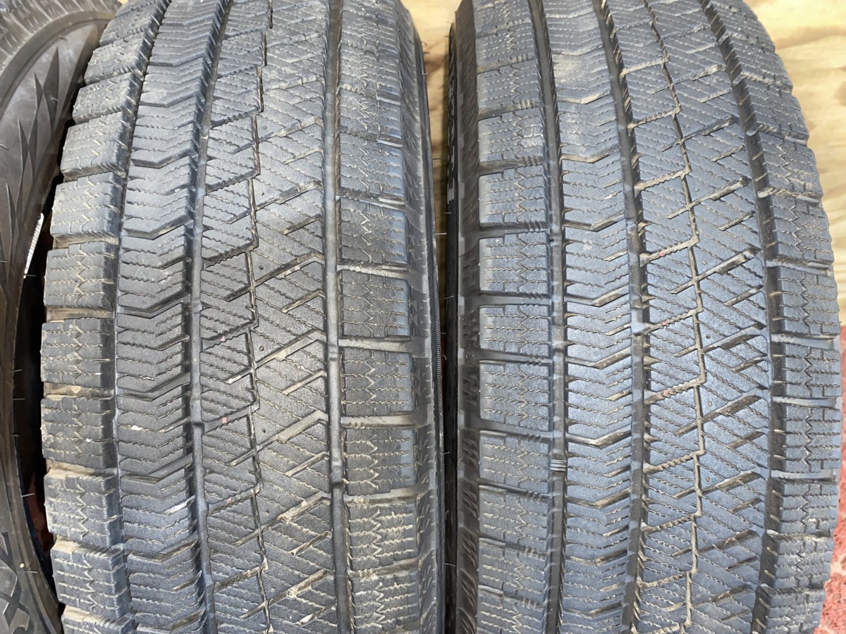 CF982■175/65R14 82Q　4本価格　BRIDGESTON BLIZZAK VRX2　2018年製造　送料無料　深溝　フィット　アクア　スイフト　シエンタ_画像3