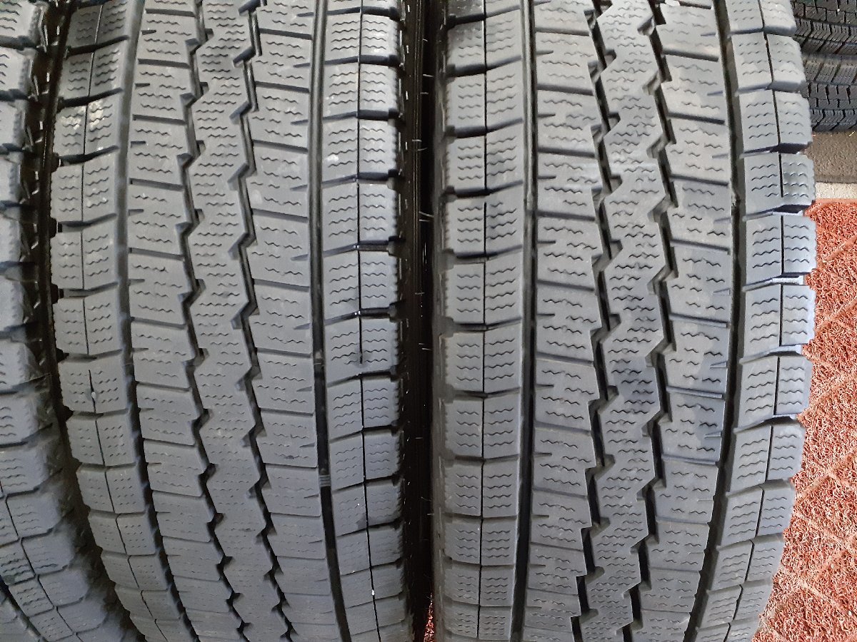 パF4625■195/80R15 107/105L LT　4本価格　DUNLOP WINTER MAXX SV01　送料無料 冬 ’22年 7分山 ハイエース キャラバン NV350 ボンゴ_画像3