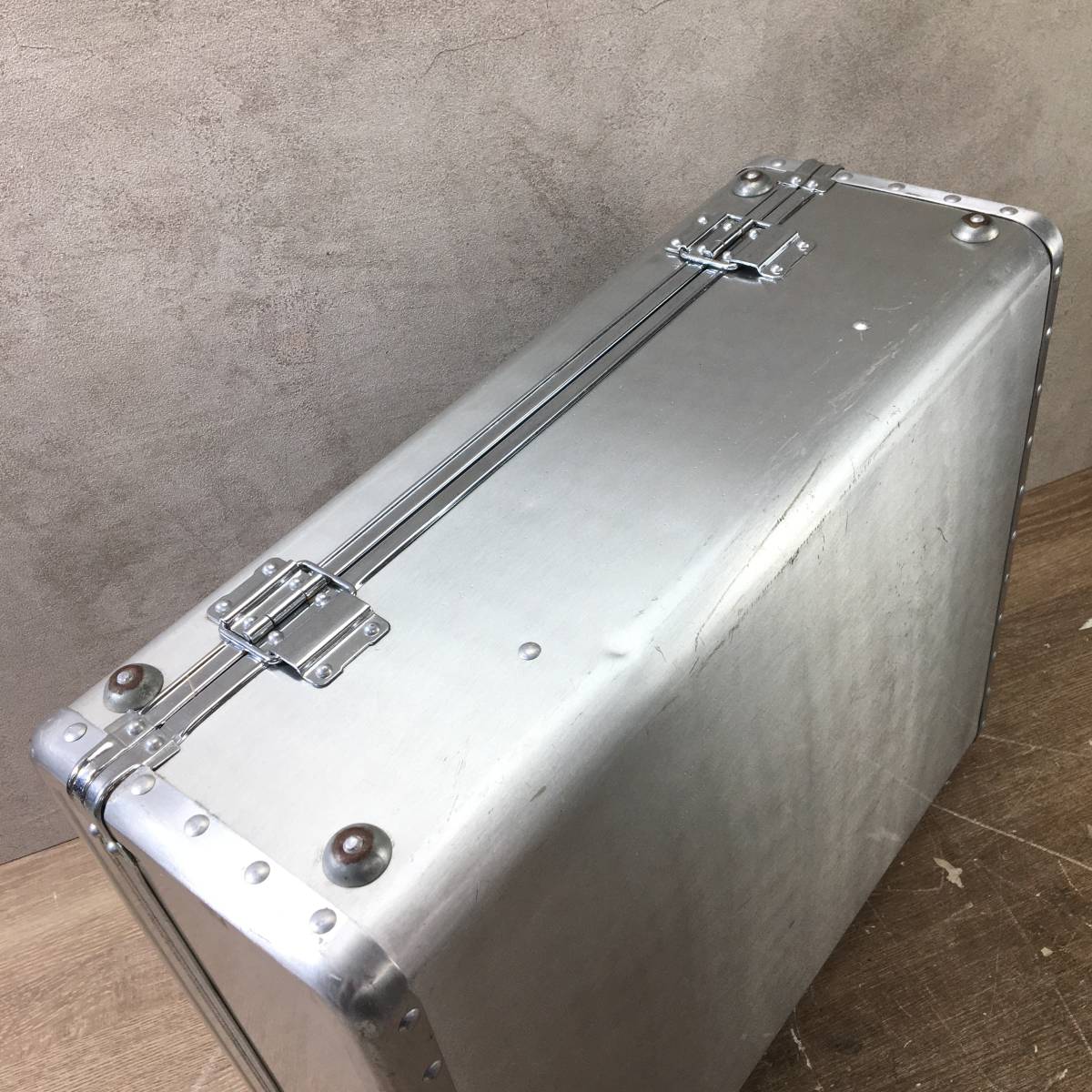 古い アルミのトランクケース IKOWA スーツケース 高さ約41cm 横約48cm 幅約18cm アルミ ビンテージ ヴィンテージ レトロ インテリア 菊HG_画像5
