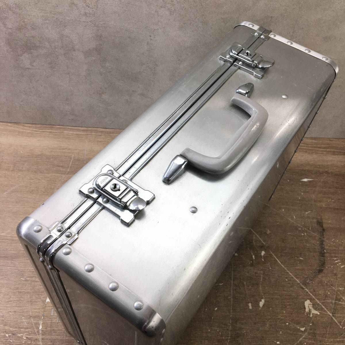 古い アルミのトランクケース IKOWA スーツケース 高さ約41cm 横約48cm 幅約18cm アルミ ビンテージ ヴィンテージ レトロ インテリア 菊HG_画像4